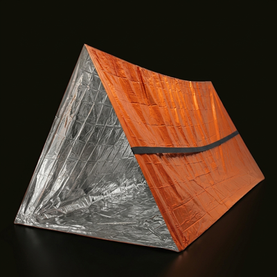 Tente de survie d'urgence 2 personnes en mylar orange déployée, intérieur réfléchissant SURVIVRA